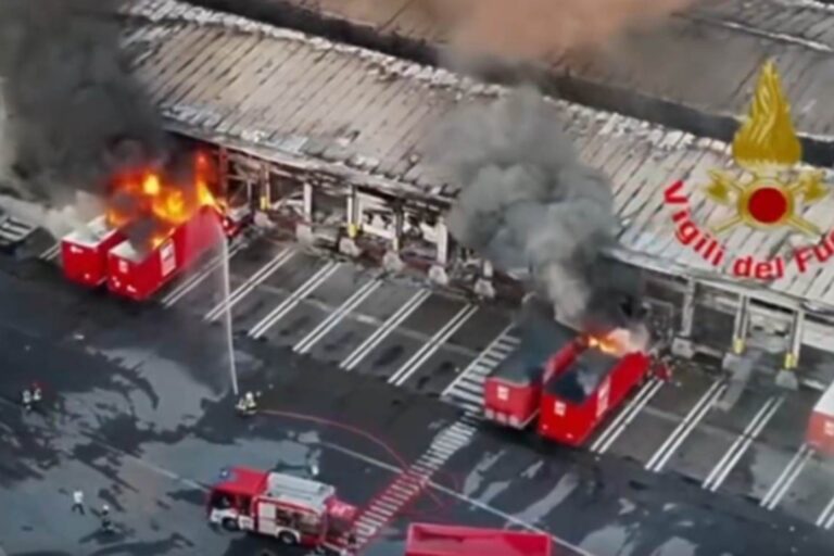 Immense incendie dans un entrepôt Bartolini à Milan, municipalité : « fermez les fenêtres et ne mangez pas de fruits et légumes cultivés dans la région »