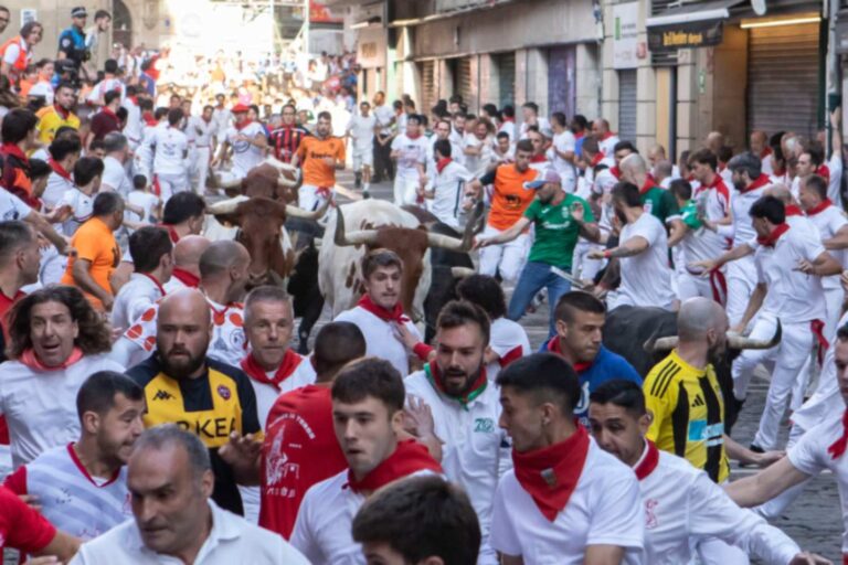 San Fermin, la course brutale des taureaux de Pampelune se termine avec 57 blessés (et 3 encornés rien que lors de la dernière corrida)