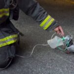 Piccione risque de mourir d'une intoxication par la fumée : les pompiers le sauvent avec un masque à oxygène