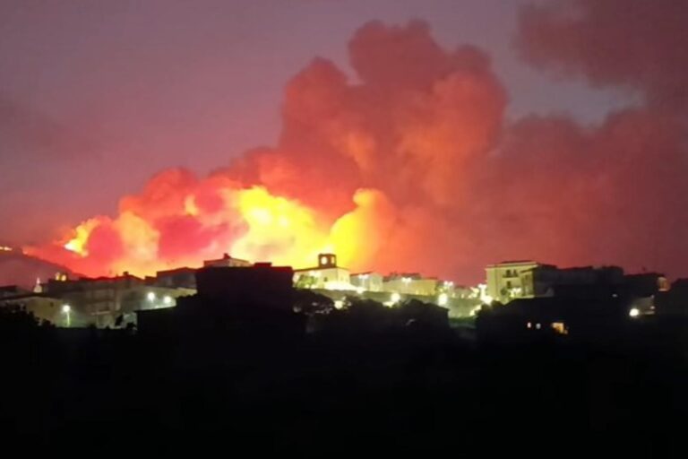 « Quittez immédiatement vos maisons »: terrible incendie dans la région d'Agrigente, plus de 100 personnes évacuées (et le maquis méditerranéen part en fumée)