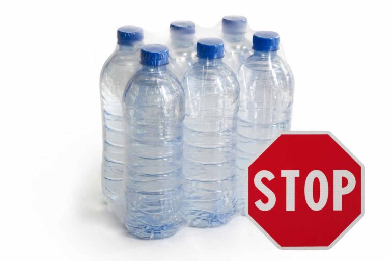 Arrêter les packs d'eau de 6 bouteilles ? Ce que prévoit réellement le règlement européen sur les emballages