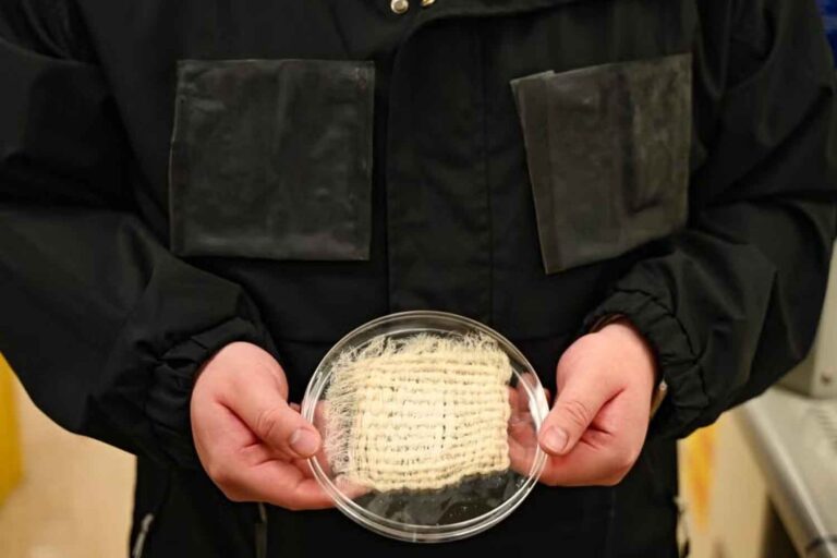 Cette veste est capable d'extraire l'eau de l'air : elle transforme l'humidité en presque un litre potable par jour