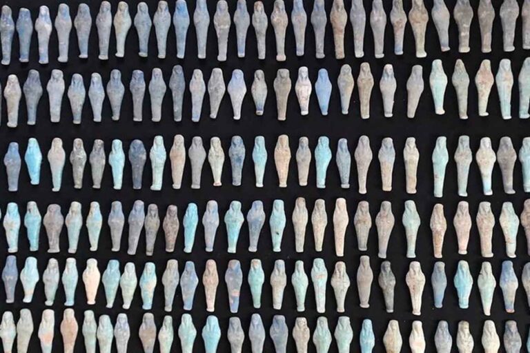 Découverte extraordinaire dans le delta du Nil : plus de 500 oushebtis, momies et céramiques de Rhodes dans une seule tombe