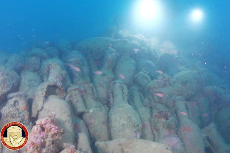 Extraordinaire! Une épave romaine réapparaît de la mer de Mazara del Vallo avec des centaines d'amphores