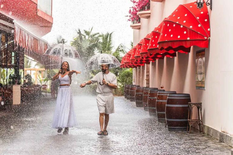 À Dubaï, il y a une rue où il pleut sur commande et il fait toujours 27 degrés (même en plein été) : comment fonctionne Raining Street