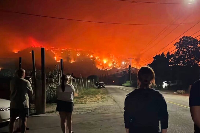 Le Canada en flammes : plus de 20 000 personnes évacuées en raison d'incendies incontrôlables en Colombie-Britannique