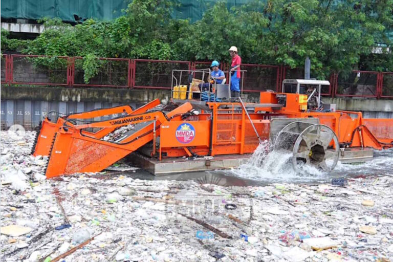 Les Philippines submergées par les déchets après les pluies de mousson : plus de 100 camions de plastique et de débris collectés à Parañaque