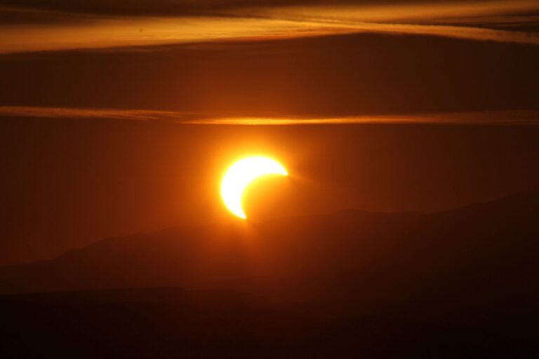 Préparez-vous à l'éclipse solaire : quelle heure sera-t-il et l'astuce de la passoire (si vous n'avez pas de lunettes de protection)