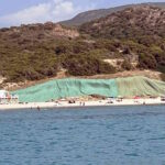 Une ancienne décharge illégale émerge d'une plage en Sardaigne et la municipalité la recouvre de grands draps verts