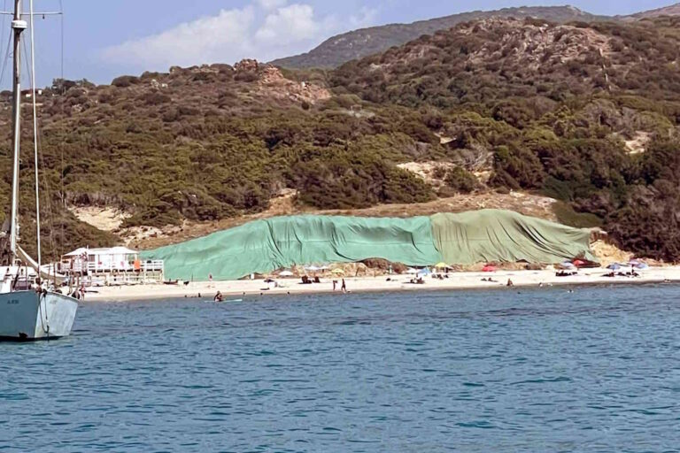 Une ancienne décharge illégale émerge d'une plage en Sardaigne et la municipalité la recouvre de grands draps verts