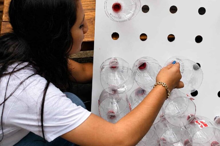 Eco Cooler, le climatiseur low-tech que vous pouvez construire vous-même avec des bouteilles recyclées pour rafraîchir votre maison