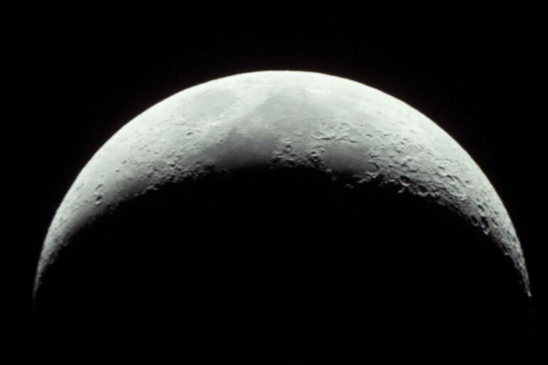 Les yeux sur la Lune ce soir ! Après le coucher du soleil, la lumière cendrée suggestive sera visible