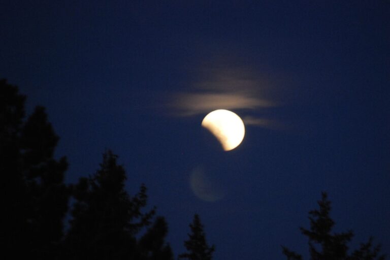 La splendide éclipse lunaire de l'esturgeon sera également visible en Italie : voici quand et comment l'admirer