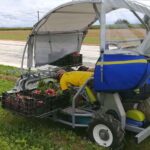 Il invente une machine spéciale qui sauve le dos des agriculteurs en les faisant travailler allongés