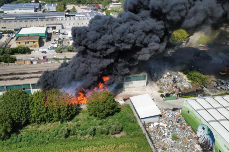 Airola, incendie toujours actif après trois jours : les dioxines doublent presque le seuil