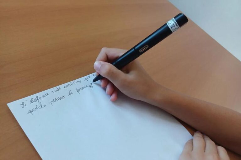Ce stylo est capable de diagnostiquer précocement la dysgraphie grâce à l'IA (et c'est une invention entièrement italienne)