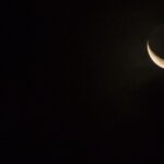 La lune obscurcit Vénus, la faisant « disparaître » dans le ciel, et le ciel nocturne sera alors illuminé par leur « baiser », ne le manquons pas !