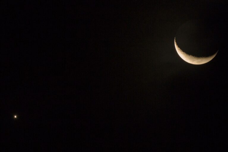 La lune obscurcit Vénus, la faisant « disparaître » dans le ciel, et le ciel nocturne sera alors illuminé par leur « baiser », ne le manquons pas !