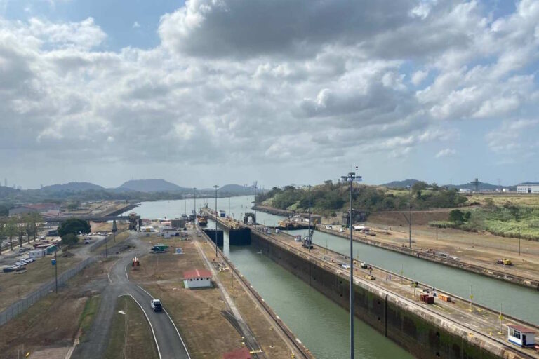 Moins de navires dans le canal de Panama : la sécheresse menace l’une des routes commerciales les plus importantes au monde (et El Niño n’y est pas pour rien)
