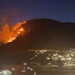Nuit d'incendie entre la côte amalfitaine et Sorrente : les incendies menacent les restaurants et les maisons, les gens fuient