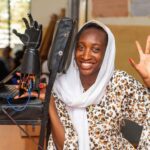 Cette start-up kenyane a créé une main robotique qui traduit les cours en langue des signes : elle est également fabriquée à partir de plastique recyclé