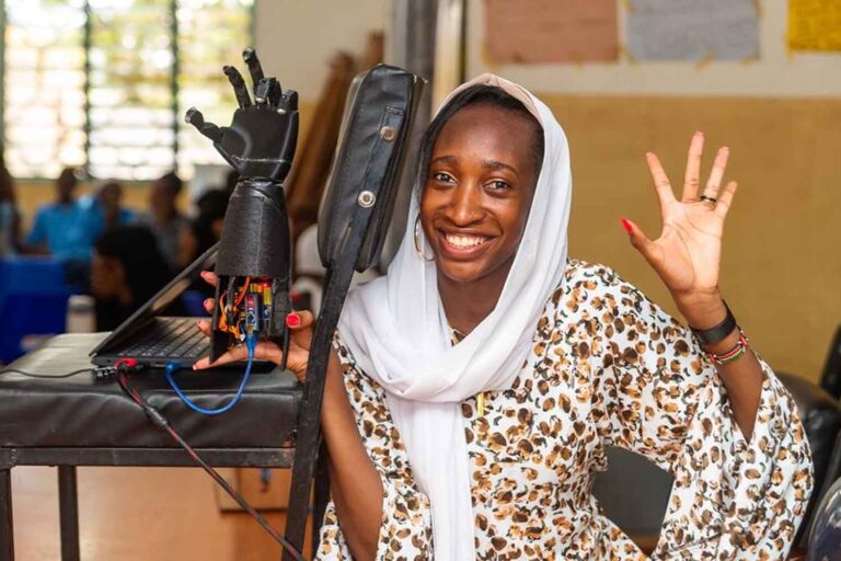 Cette start-up kenyane a créé une main robotique qui traduit les cours en langue des signes : elle est également fabriquée à partir de plastique recyclé
