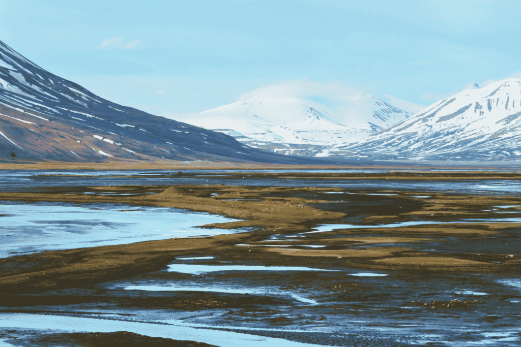 C'est ainsi que les glaciers arctiques libèrent du méthane ancien piégé dans les roches : une étude révèle des concentrations jusqu'à 425 fois supérieures à celles du Svalbard