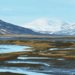 C'est ainsi que les glaciers arctiques libèrent du méthane ancien piégé dans les roches : une étude révèle des concentrations jusqu'à 425 fois supérieures à celles du Svalbard