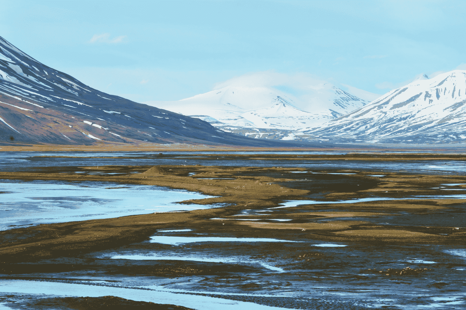 C'est ainsi que les glaciers arctiques libèrent du méthane ancien piégé dans les roches : une étude révèle des concentrations jusqu'à 425 fois supérieures à celles du Svalbard