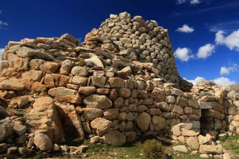 Les nuraghi de Sardaigne proposés à l'UNESCO : le processus a commencé pour inclure les Tombeaux des Géants et les Puits Sacrés parmi les sites du patrimoine mondial