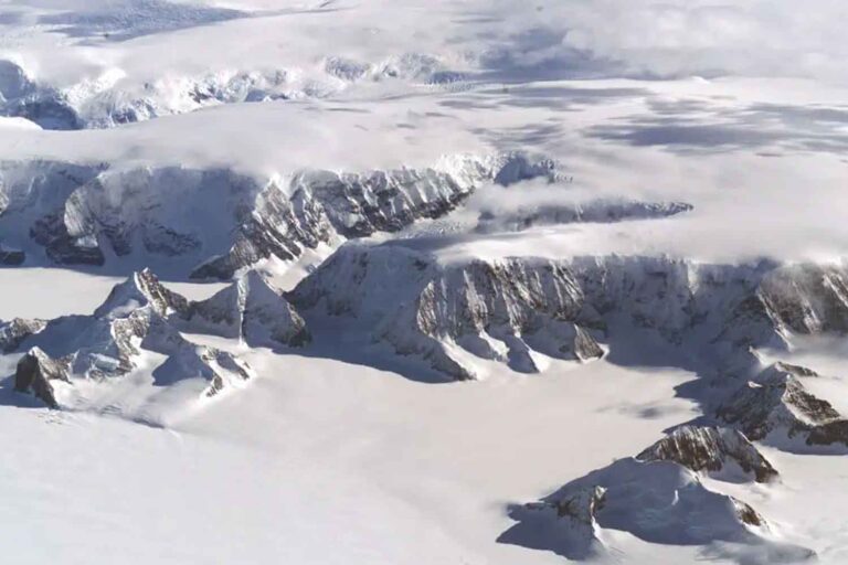 En Antarctique, la fonte des glaces pourrait mettre au jour les métaux précieux du pôle sud comme l'or, le cuivre et le fer (mais ce n'est pas une bonne nouvelle)