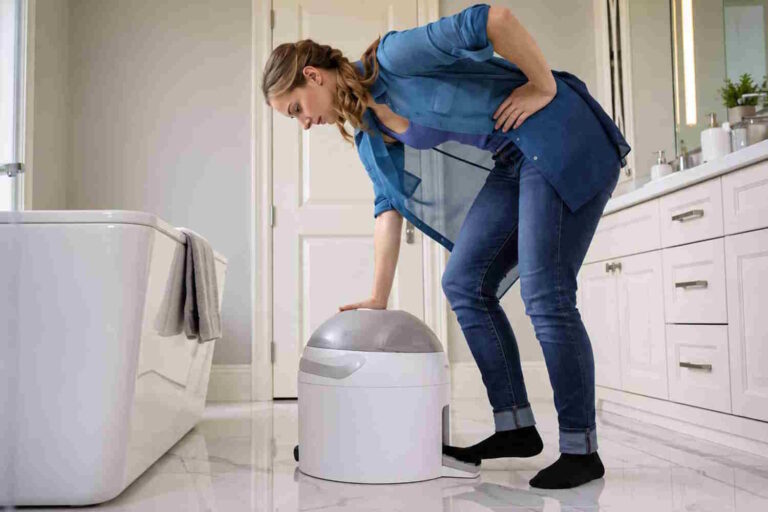 Ce mini lave-linge à pédale lave et essore 2 kg de linge sans électricité