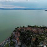 Alerte rouge pour le lac Trasimène : il a été réduit de moitié ! La possibilité de le remplir avec de l'eau dessalée de la mer Tyrrhénienne est à l'étude