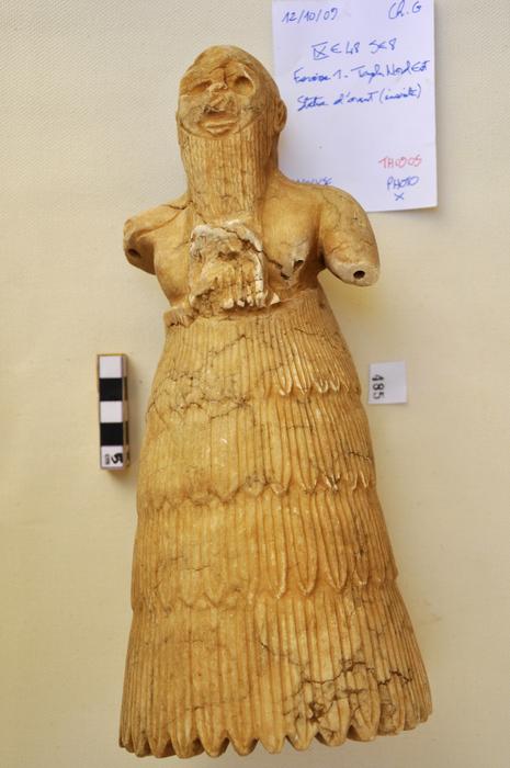 archéoloi isis