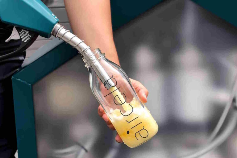 Cette machine produit près de 4 litres d'essence synthétique par jour en utilisant uniquement de l'air, de l'eau et de l'électricité.