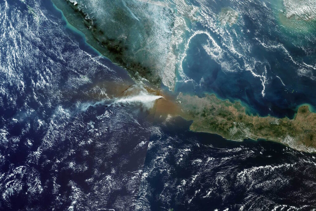 eruzione vulcano indonesia due nuove isole