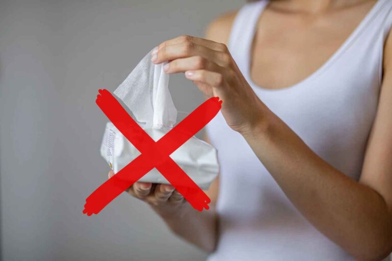 Le Royaume-Uni interdit les lingettes humides contenant du plastique : pourquoi les utilise-t-on encore quotidiennement en Italie ?