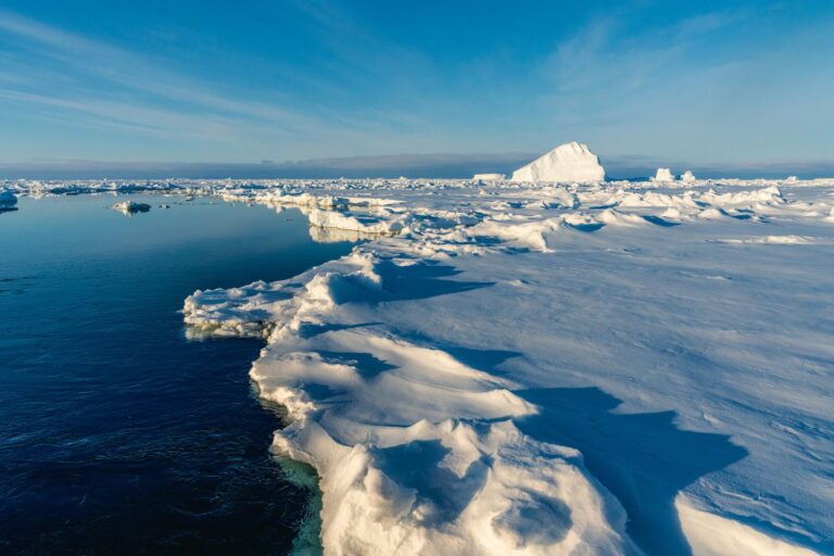 L'Arctique devient bleu : qu'arrive-t-il réellement au « réfrigérateur » de la planète ?