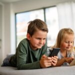 Avant d'offrir un smartphone à votre enfant à 12 ans, lisez cette étude