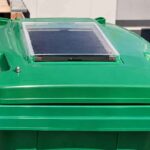 Cette poubelle développée par des scientifiques possède un panneau solaire spécial dans le couvercle qui élimine les mauvaises odeurs des déchets