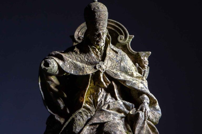 Achète une sculpture pour 300 £ dans un ancien entrepôt qui s'avère être une statue italienne perdue de l'artiste de la fontaine de Trevi