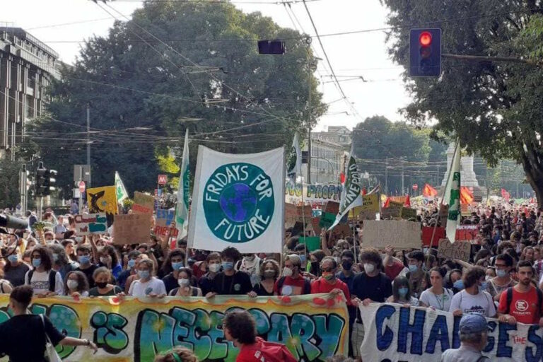 « Nous n'abandonnons pas » : aujourd'hui 16 octobre la grève pour le climat, du Nord au Sud les Vendredis pour l'Avenir reviennent dans les rues