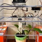 À l'âge de 13 ans, il a construit un appareil qui produit de l'eau à partir de l'air, capable d'arroser les plantes uniquement en cas de besoin.