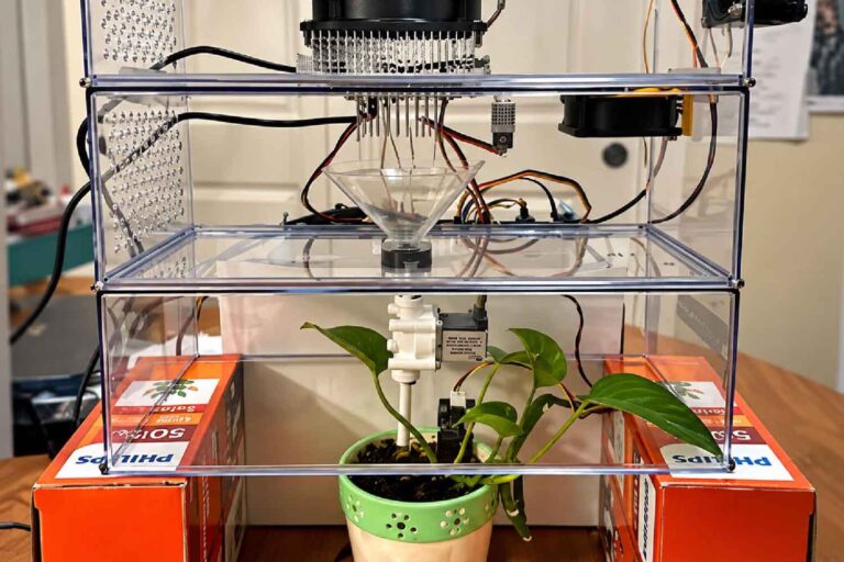 À l'âge de 13 ans, il a construit un appareil qui produit de l'eau à partir de l'air, capable d'arroser les plantes uniquement en cas de besoin.