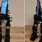 Votre ancien smartphone peut devenir le cerveau d'un robot humanoïde qui marche (et suit les gens)