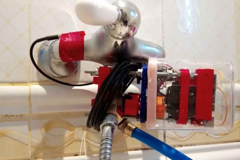 Un adolescent de 13 ans a trouvé un moyen de réutiliser l'eau de la douche que nous gaspillons en attendant l'eau chaude