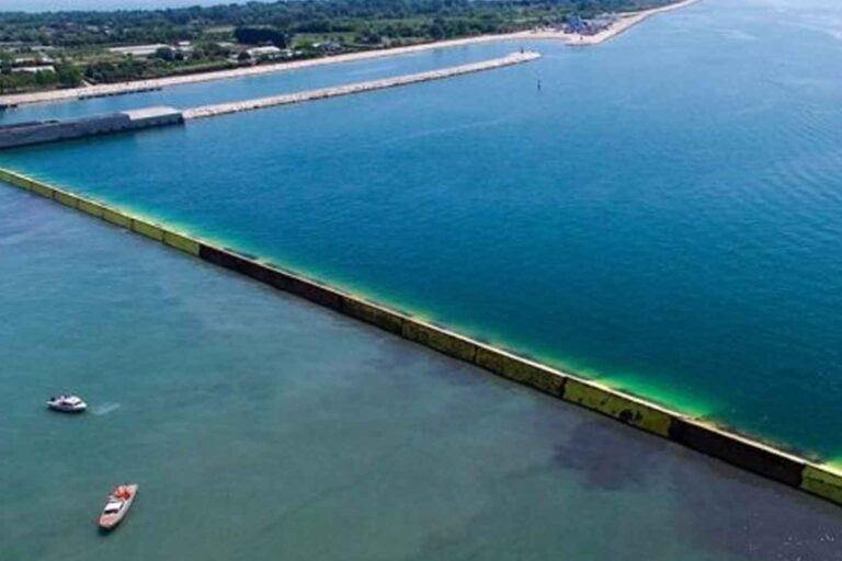 Une nouvelle étude révèle le côté obscur du MOSE : à la fin du siècle, il pouvait isoler Venise de la mer 248 jours par an, avec des conséquences désastreuses pour la lagune