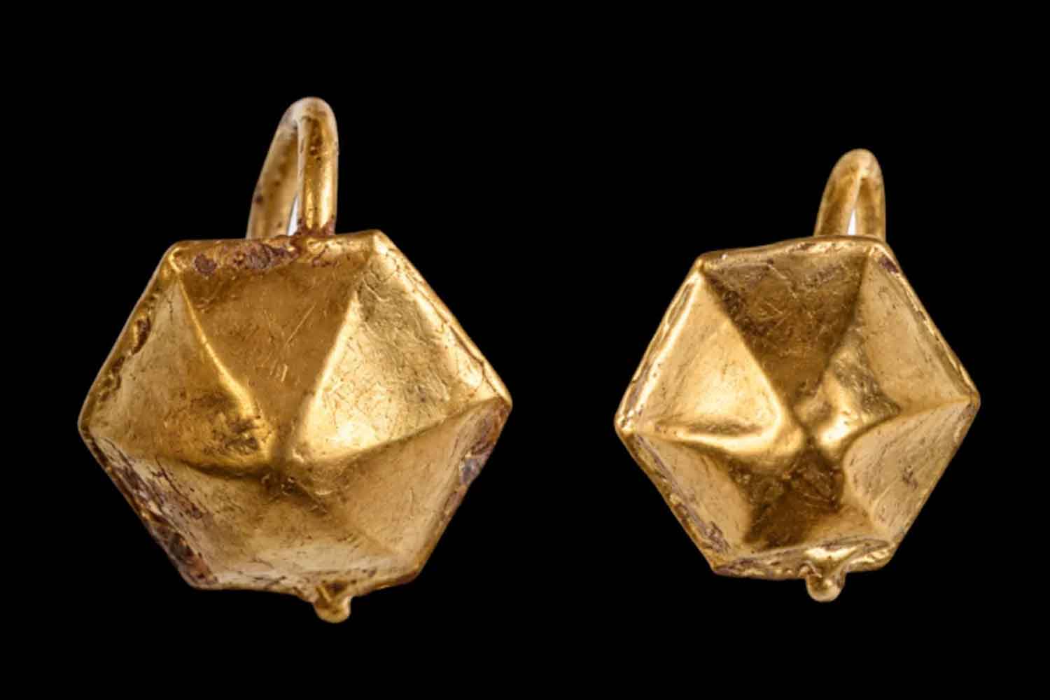 boucles d'oreilles en or dans la tombe d'un enfant romain