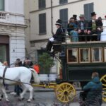 Monza célèbre les 150 ans du tramway avec deux chevaux tirant un omnibus : un saut dans le passé également pour le bien-être animal