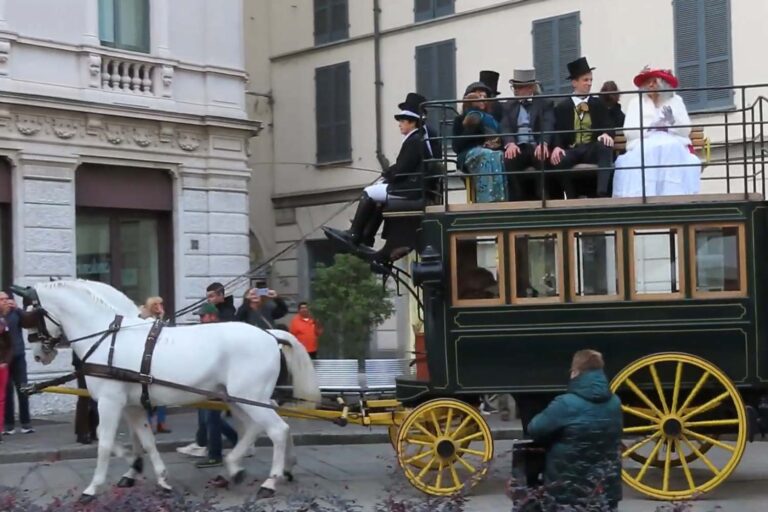 Monza célèbre les 150 ans du tramway avec deux chevaux tirant un omnibus : un saut dans le passé également pour le bien-être animal